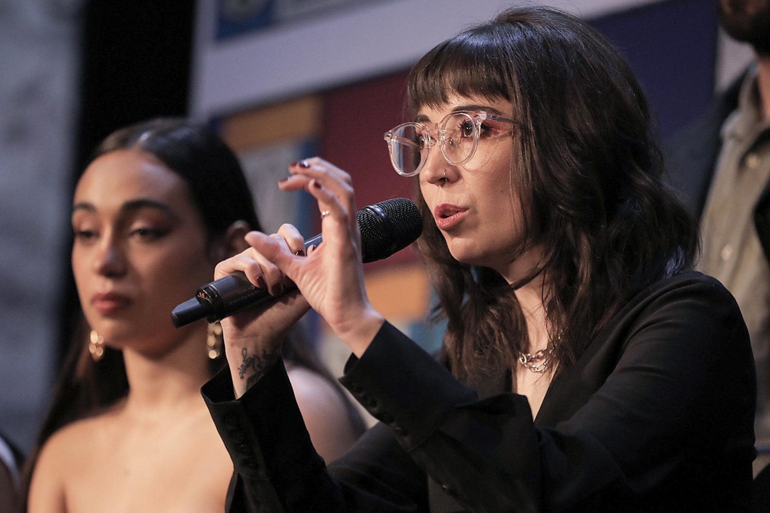 La directora de cine mexicano, Michelle Garza (d), habla durante una rueda de prensa del Festival Internacional de Cine de Morelia, en el estado de Michoacán (México). Fotografía de archivo. EFE/Iván Villanueva