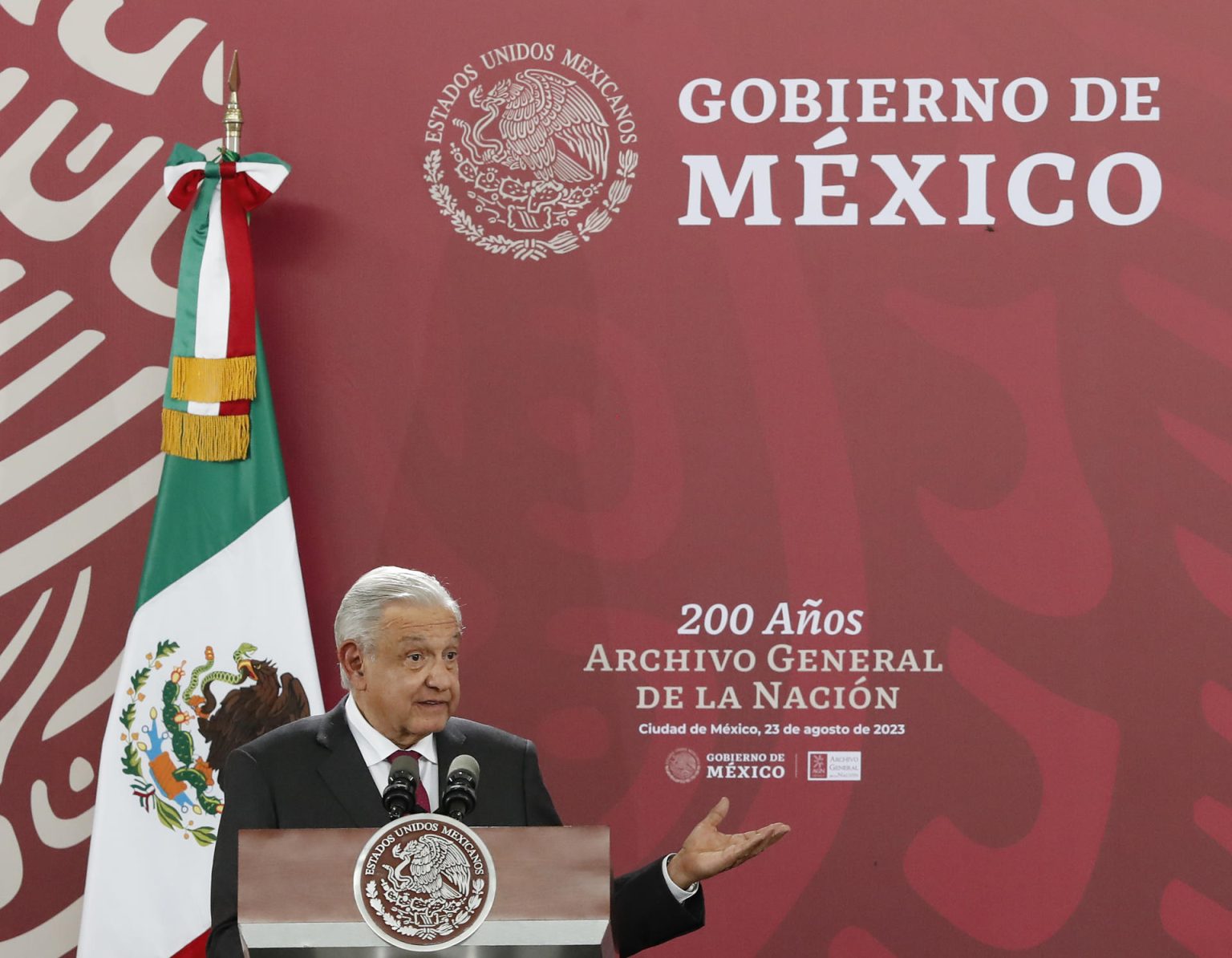 El presidente de México, Andrés Manuel López Obrador, habla hoy durante la celebración de los 200 años del Archivo General de la Nación (AGN), en la Ciudad de México (México). EFE/Mario Guzmán