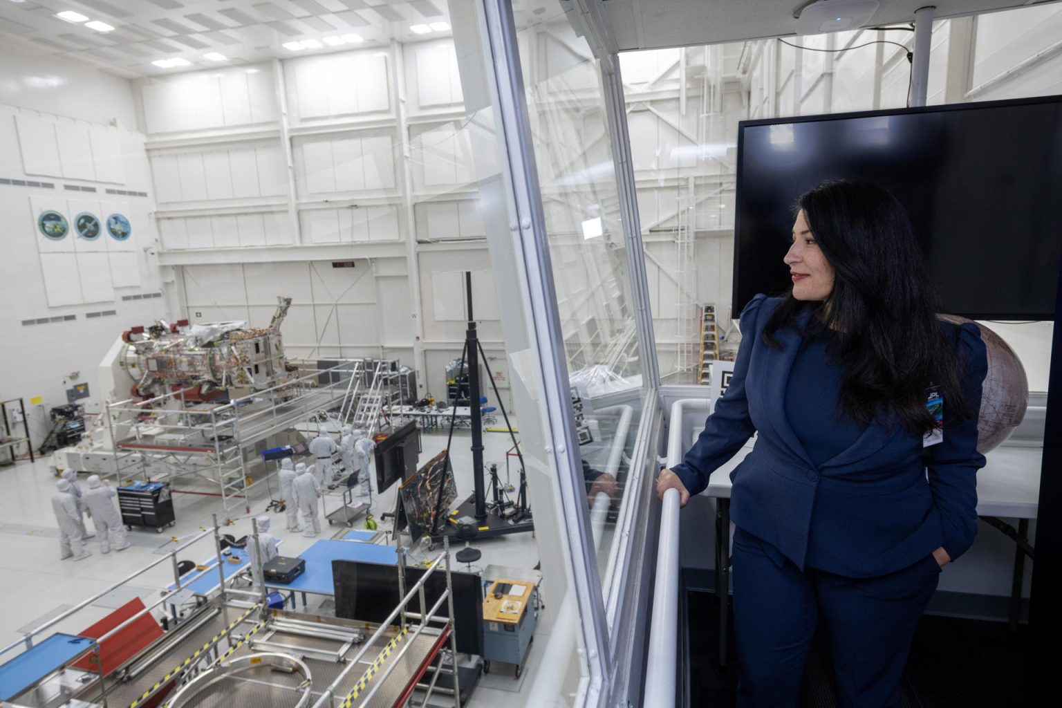 Fotografía cedida hoy por la NASA donde aparece la laureada poetisa estadounidense Ada Limón mientras observa el ensamblaje de la nave espacial Europa Clipper, el 19 de enero de 2023 en el Laboratorio de Propulsión a Chorro (JPL) en Pasadena, California (EE.UU). EFE/NASA/JPL-Caltech /Gregory M. Waigand /SOLO USO EDITORIAL /SOLO DISPONIBLE PARA ILUSTRAR LA NOTICIA QUE ACOMPAÑA (CRÉDITO OBLIGATORIO)