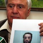 Fotografía de archivo del 4 de mayo de 2005 que muestra al entonces ministro del Interior pakistaní, Aftab Ahmed Khan, mientras enseña la fotografía del sospechoso de pertenecer al grupo terrorista islamista Al-Qaeda Abu Faraj Al-Libbi. EFE/ T.mughal