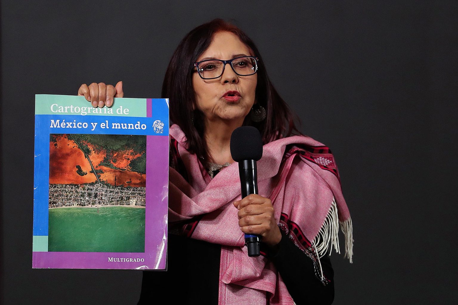 Fotografía de archivo de la secretaria de Educación Pública (SEP), Leticia Ramírez, durante una rueda de prensa en el Palacio Nacional de Ciudad de México (México). EFE/Sáshenka Gutiérrez