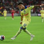 Leonardo Suarez (i) de América patea un balón, en una fotografía de archivo. EFE/ Tim Vizer