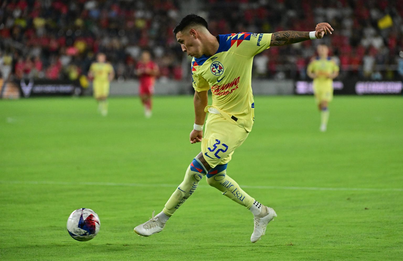 Leonardo Suarez (i) de América patea un balón, en una fotografía de archivo. EFE/ Tim Vizer