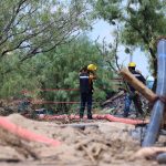 Fotografía de archivo fechada el 14 de agosto de 2022 que muestra a personal de emergencia mientras trabaja en el rescate de los 10 mineros atrapados en una mina, en el municipio de Sabinas, Coahuila (México). EFE/ Antonio Ojeda