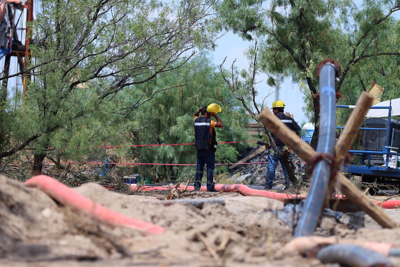 Fotografía de archivo fechada el 14 de agosto de 2022 que muestra a personal de emergencia mientras trabaja en el rescate de los 10 mineros atrapados en una mina, en el municipio de Sabinas, Coahuila (México). EFE/ Antonio Ojeda