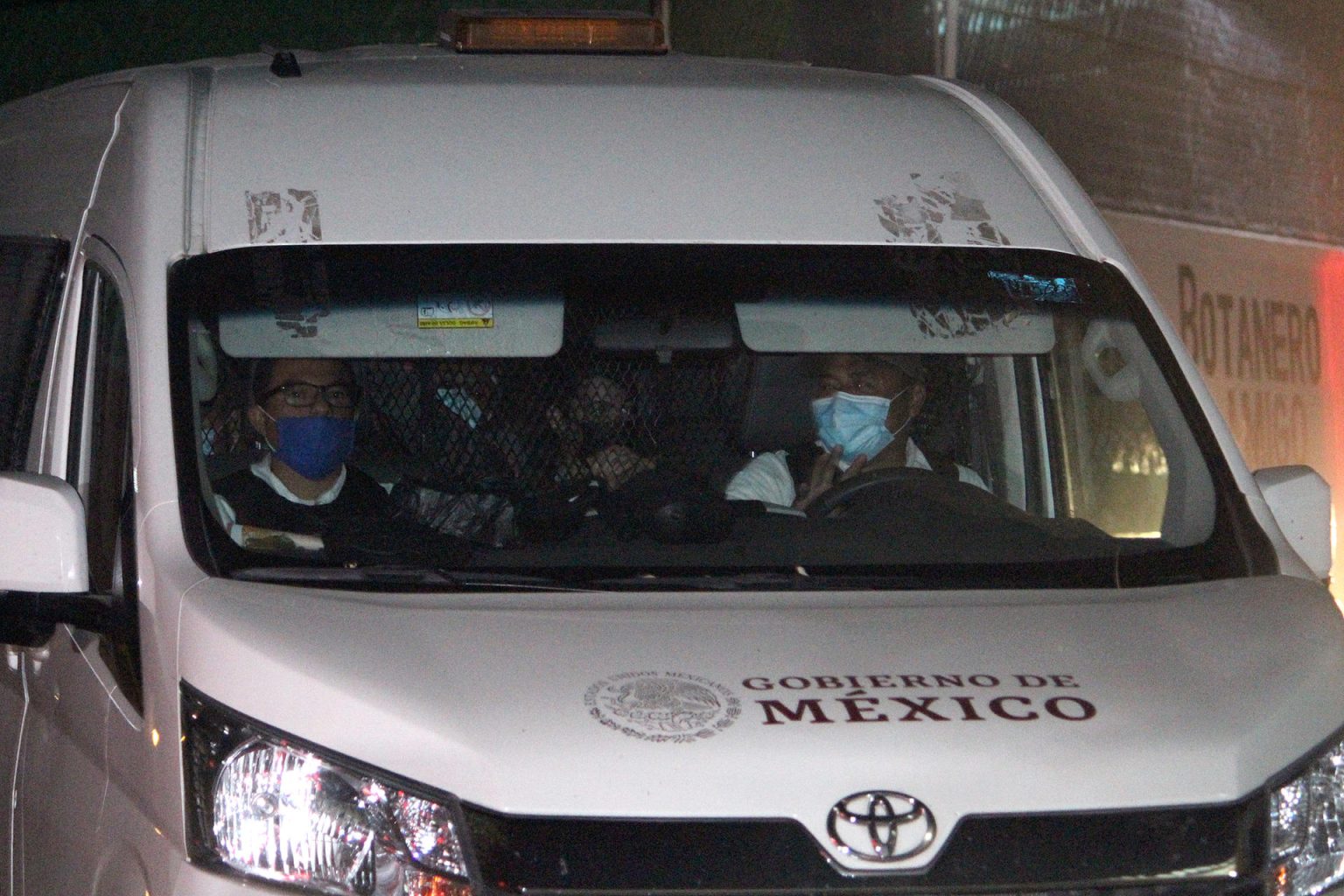 Fotografía de archivo de agentes del Instituto Nacional de Migración y de la Guardia Nacional de México que trasladan a migrantes centroamericanos. EFE/ Juan Manuel Blanco