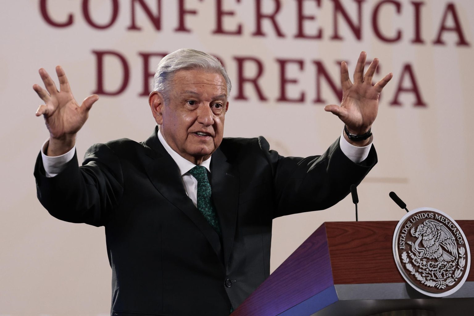 El presidente de México, Andrés Manuel López Obrador, habla hoy durante una rueda de prensa en Palacio Nacional, en Ciudad de México (México). EFE/José Méndez