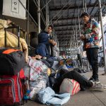 Fotografía de archivo de inmigrantes venezolanos acampando en la calle en Nueva York (EEUU). EFE/Ángel Colmenares