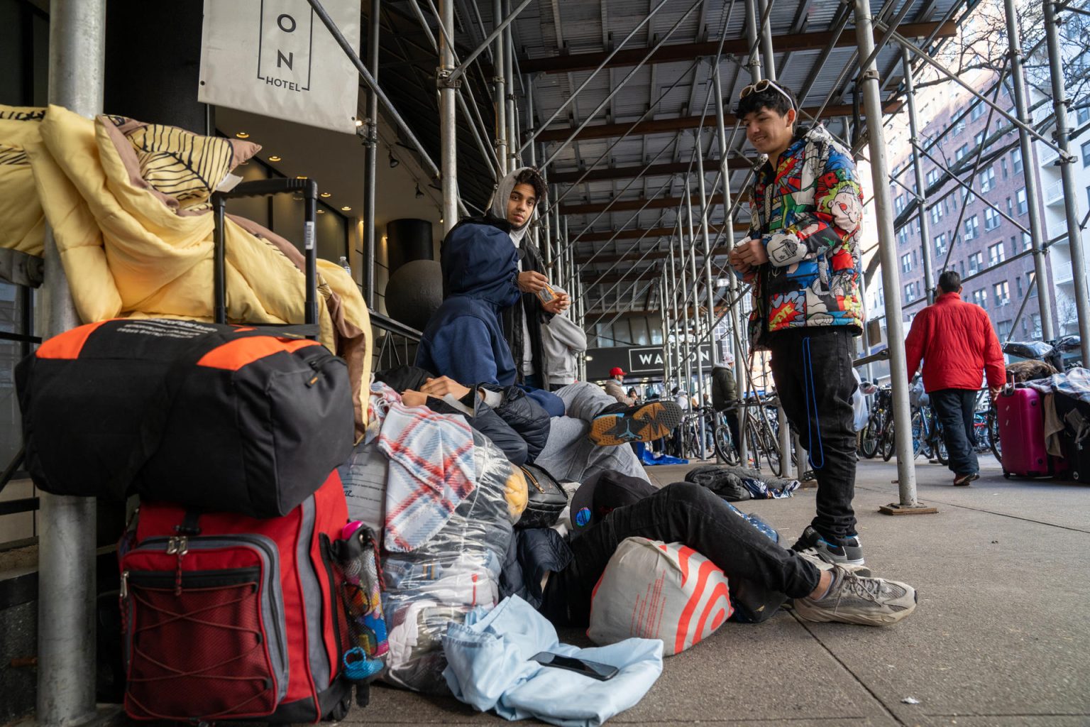 Fotografía de archivo de inmigrantes venezolanos acampando en la calle en Nueva York (EEUU). EFE/Ángel Colmenares