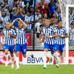 Stefan Medina (2-i) del Monterrey celebra con sus compañeros tras anotar un gol, en una fotografía de archivo. EFE/Miguel Sierra