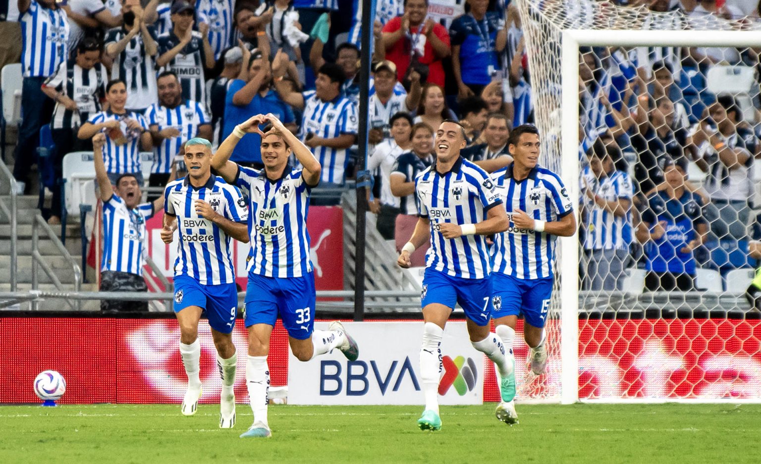 Stefan Medina (2-i) del Monterrey celebra con sus compañeros tras anotar un gol, en una fotografía de archivo. EFE/Miguel Sierra