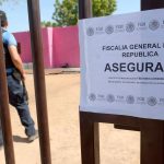 Fotografía de archivo de policías estatales que resguardan la zona donde se descubrió un laboratorio de drogas, en el estado de Sinaloa (México). EFE/ Juan Carlos Cruz