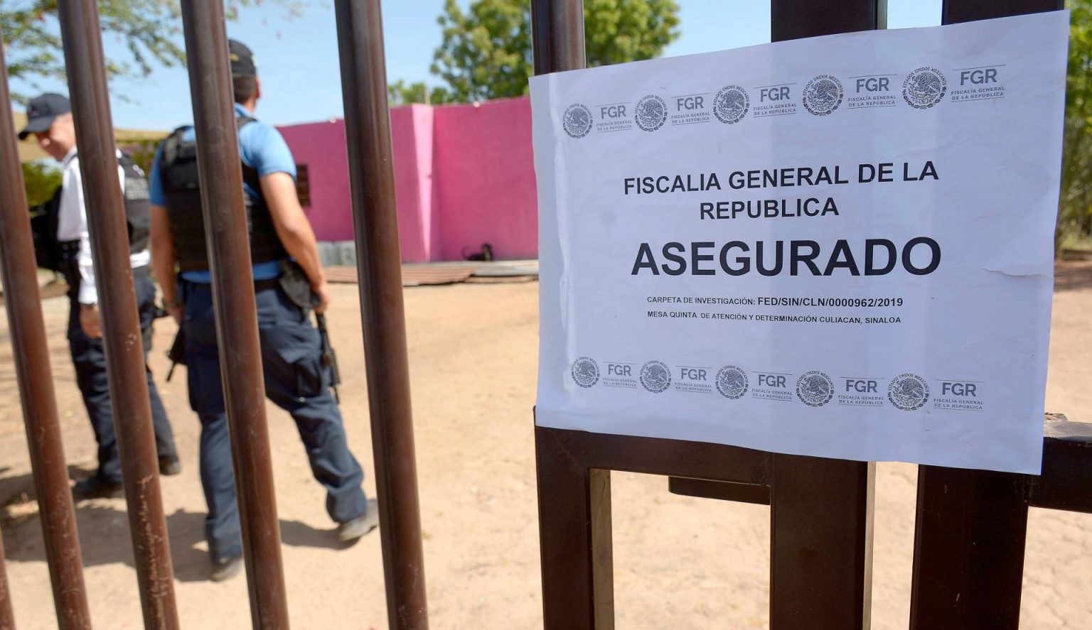 Fotografía de archivo de policías estatales que resguardan la zona donde se descubrió un laboratorio de drogas, en el estado de Sinaloa (México). EFE/ Juan Carlos Cruz