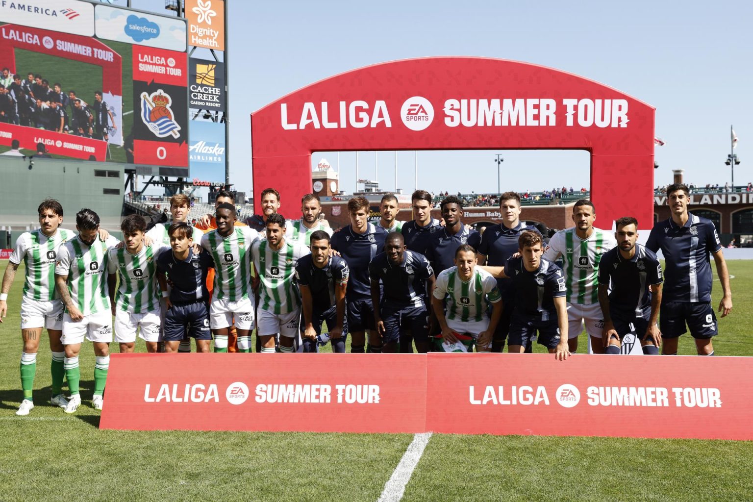 Real Sociedad y Real Betis posan para una foto de grupo antes de su partido de LaLiga Summer Tour en el Oracle Park de San Francisco, en una fotografía de archivo. EFE/EPA /Juan G. Mabanglo