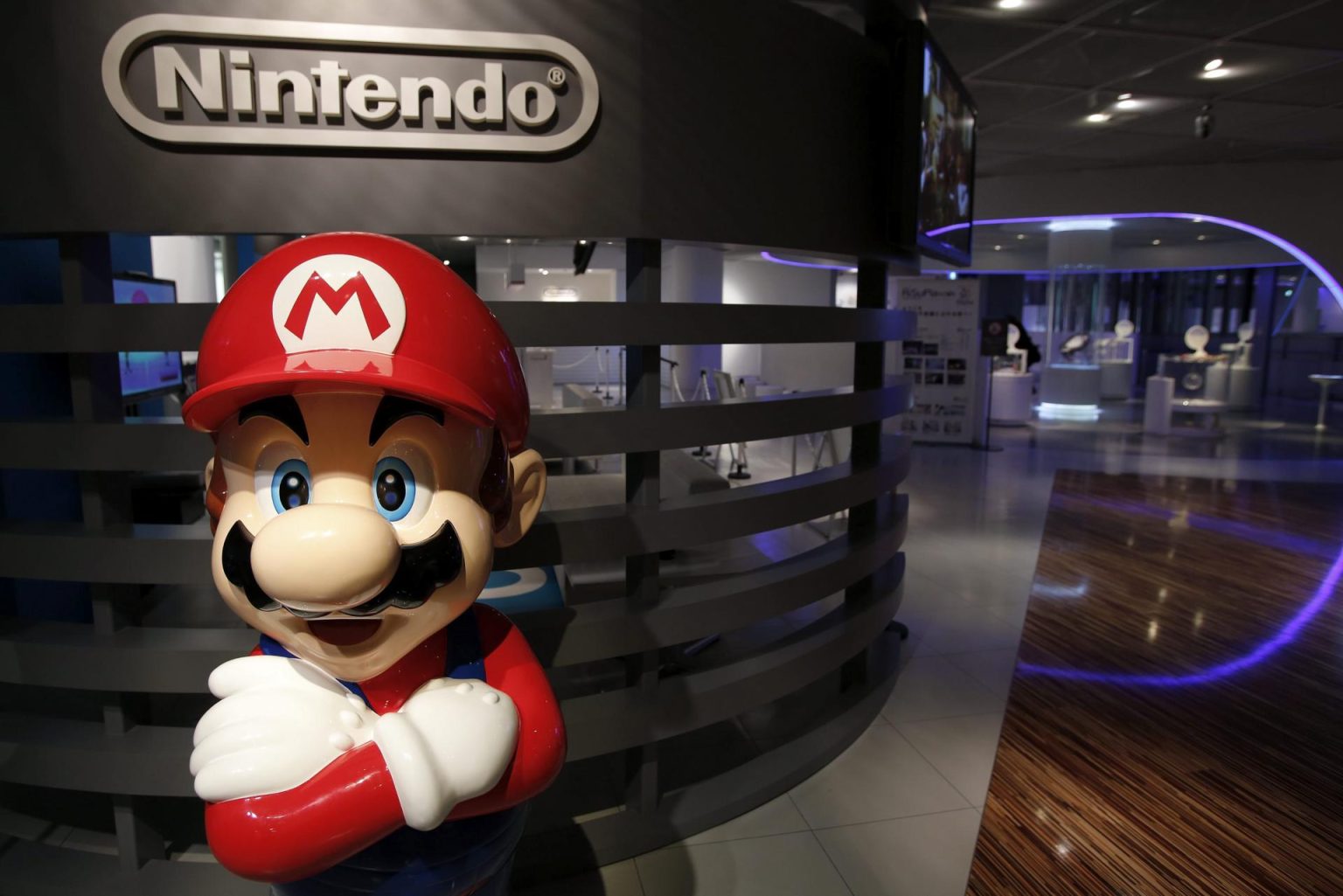 Fotografía de archivo que muestra una estatua del personaje de vídeojuegos Super Mario Bros en una sala de exposición del gigante nipón de los videojuegos Nintendo en Tokio (Japón). EFE/Kiyoshi Ota