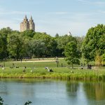 Visitantes descansan en el césped alrededor del lago Great Lawn and Turtle Pond en el Central Park de Nueva York (EE.UU.). EFE/ Ángel Colmenares