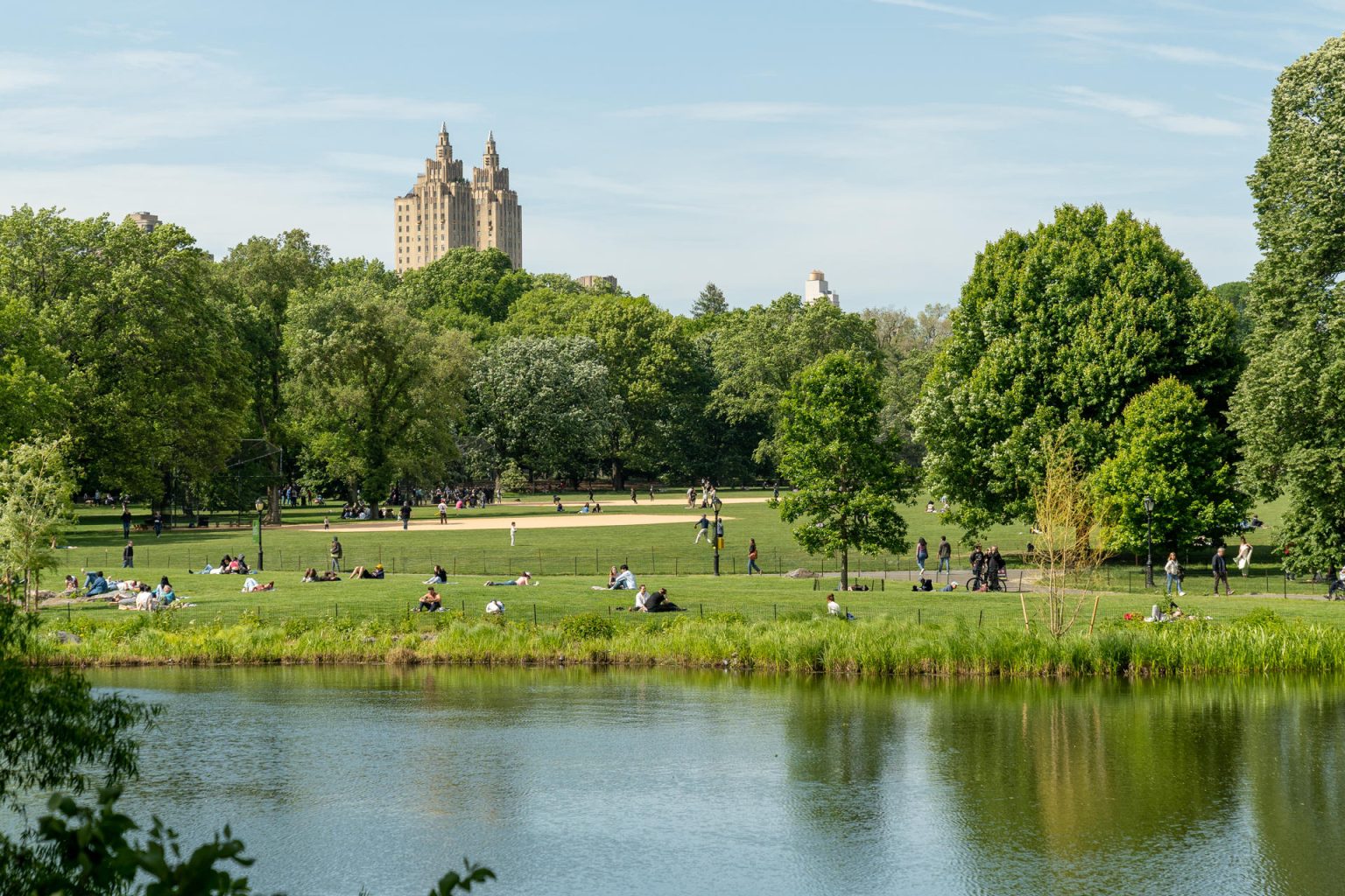 Visitantes descansan en el césped alrededor del lago Great Lawn and Turtle Pond en el Central Park de Nueva York (EE.UU.). EFE/ Ángel Colmenares