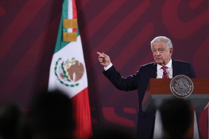 El presidente de México, Andrés Manuel López Obrador, habla durante una conferencia de prensa hoy, en el Palacio Nacional en Ciudad de México (México). EFE/Sáshenka Gutiérrez