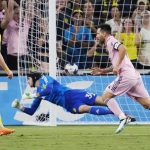 El delantero de Inter Miami CF, Lionel Messi (d), celebra después de marcar un gol contra el portero de Nashville SC, Elliot Panicco (c). EFE/EPA/MARK HUMPHREY