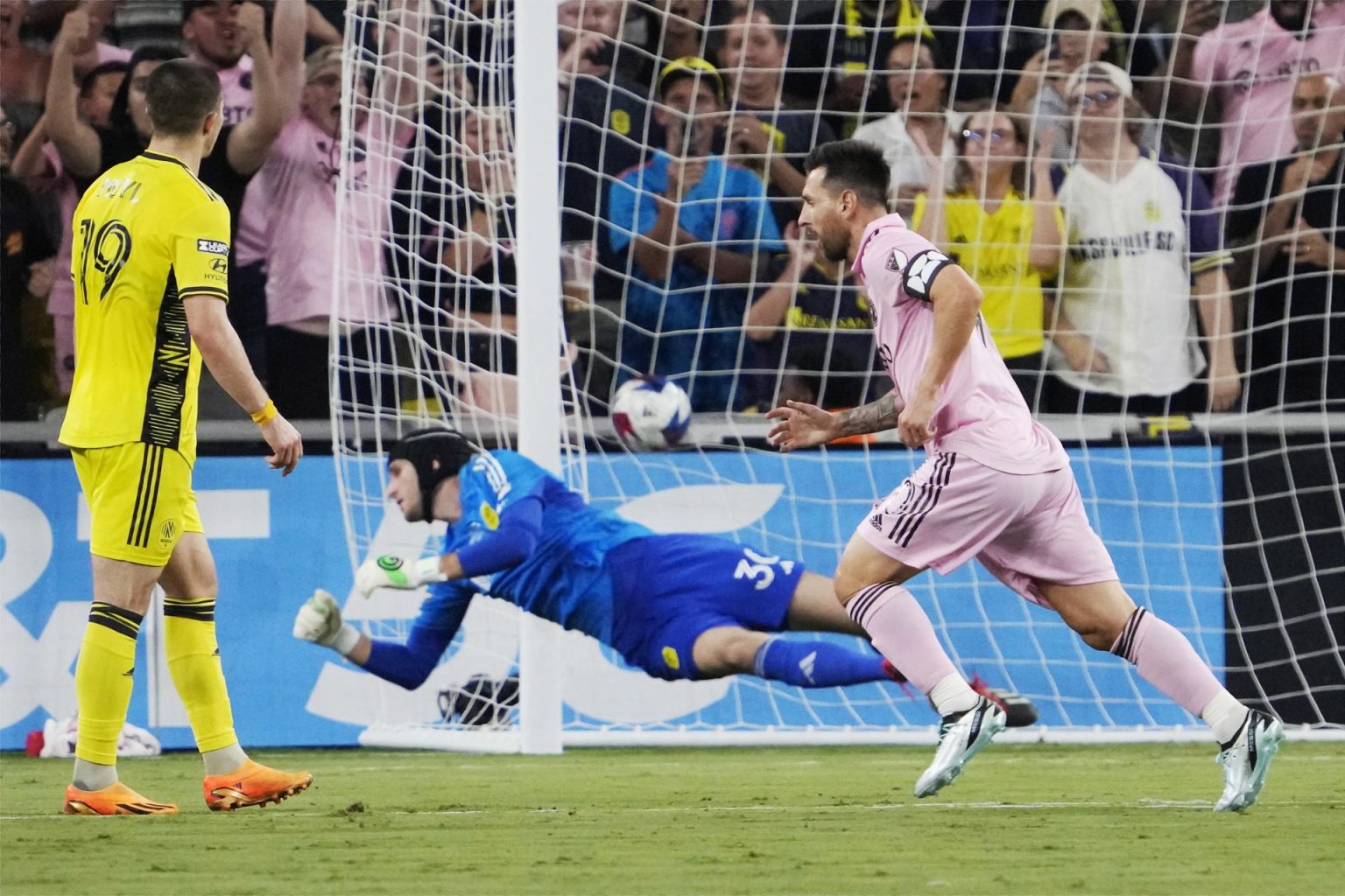 El delantero de Inter Miami CF, Lionel Messi (d), celebra después de marcar un gol contra el portero de Nashville SC, Elliot Panicco (c). EFE/EPA/MARK HUMPHREY