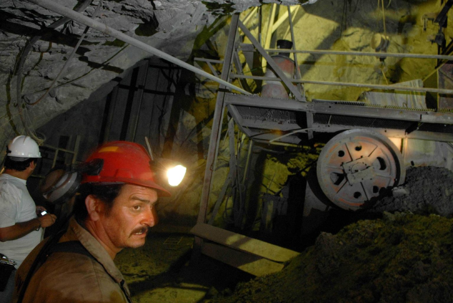 Fotografía de archivo de trabajadores de la mina de Sombrerete en el estado mexicano de Zacatecas. EFE/David de la Paz