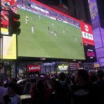 Varias personas se reúnen para observar el partido de Lionel Messi, hoy en el Times Square en Nueva York (EE. UU). EFE/ Javier Otazu Elcano