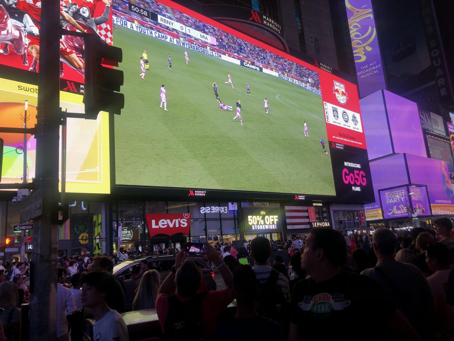 Varias personas se reúnen para observar el partido de Lionel Messi, hoy en el Times Square en Nueva York (EE. UU). EFE/ Javier Otazu Elcano