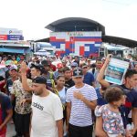 Varias personas bloquean el paso en la frontera como protesta para exigir a las autoridades costarricenses mayor control en el flujo de migrantes, hoy, en Paso Canoas, una ciudad fronteriza dividida entre Panamá y Costa Rica. EFE/ Marcelino Rosario