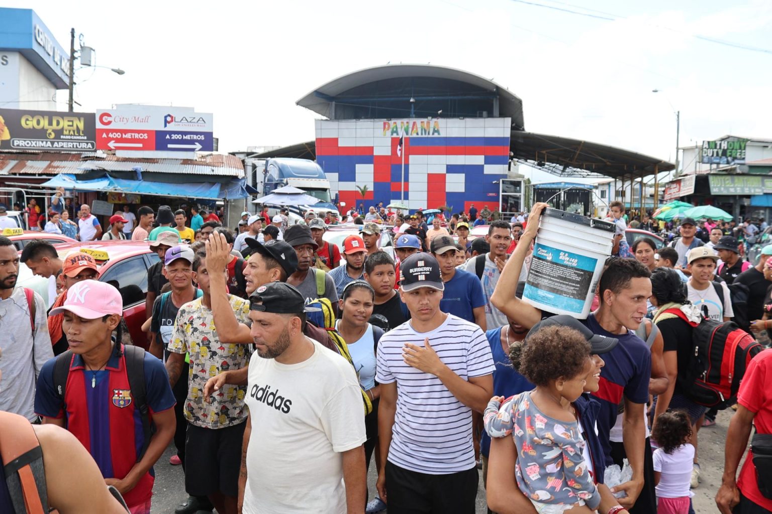 Varias personas bloquean el paso en la frontera como protesta para exigir a las autoridades costarricenses mayor control en el flujo de migrantes, hoy, en Paso Canoas, una ciudad fronteriza dividida entre Panamá y Costa Rica. EFE/ Marcelino Rosario