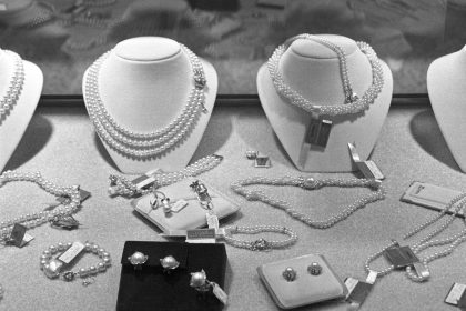 Fotografía de archivo de collares, pulseras, y pendientes de perlas cultivadas, producidas artificial siguiendo un proceso similar al de la ostra, en la fábrica de Perlas Majórica de Manacor. EFE/rsa