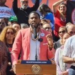 El Defensor del Pueblo de Nueva York, Jumaane Williams (c), habla junto al alcalde, Eric Adams (d), durante una manifestación hoy, en Nueva York (EE.UU.). EFE/ Ruth E. Hernández