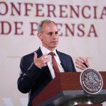 Fotografía cedida hoy, por la presidencia de México, del subsecretario de Prevención y Promoción de la Salud, Hugo López-Gatell, durante una rueda de prensa del presidente de México, Andrés Manuel López Obrador, en Palacio Nacional de la Ciudad de México (México). EFE/Presidencia de México/SOLO USO EDITORIAL/SOLO DISPONIBLE PARA ILUSTRAR LA NOTICIA QUE ACOMPAÑA(CRÉDITO OBLIGATORIO)