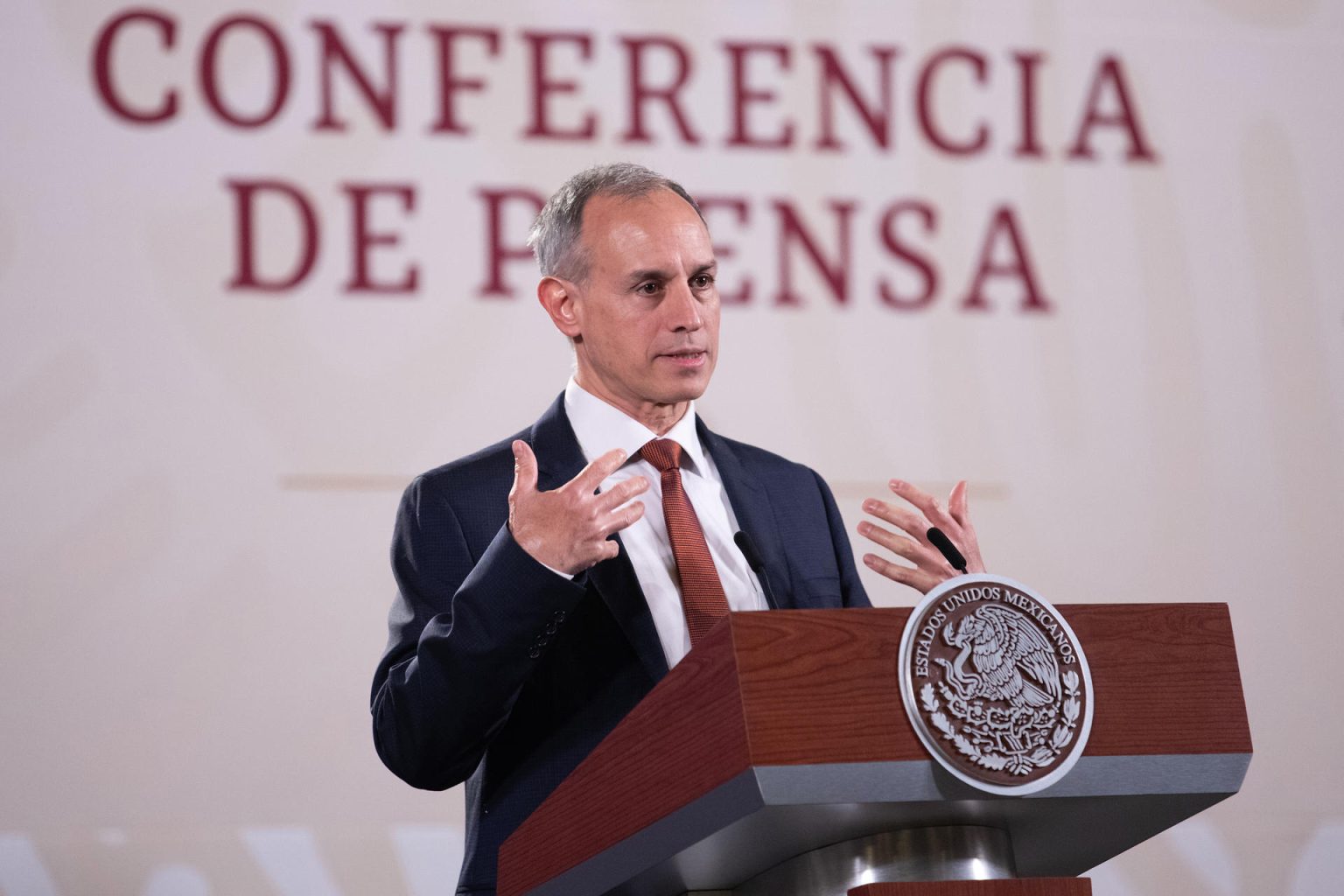 Fotografía cedida hoy, por la presidencia de México, del subsecretario de Prevención y Promoción de la Salud, Hugo López-Gatell, durante una rueda de prensa del presidente de México, Andrés Manuel López Obrador, en Palacio Nacional de la Ciudad de México (México). EFE/Presidencia de México/SOLO USO EDITORIAL/SOLO DISPONIBLE PARA ILUSTRAR LA NOTICIA QUE ACOMPAÑA(CRÉDITO OBLIGATORIO)