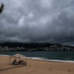 Fotografía de una playa cubierta de nubes grises en el balneario de Acapulco, estado de Guerrero (México). EFE/David Guzmán