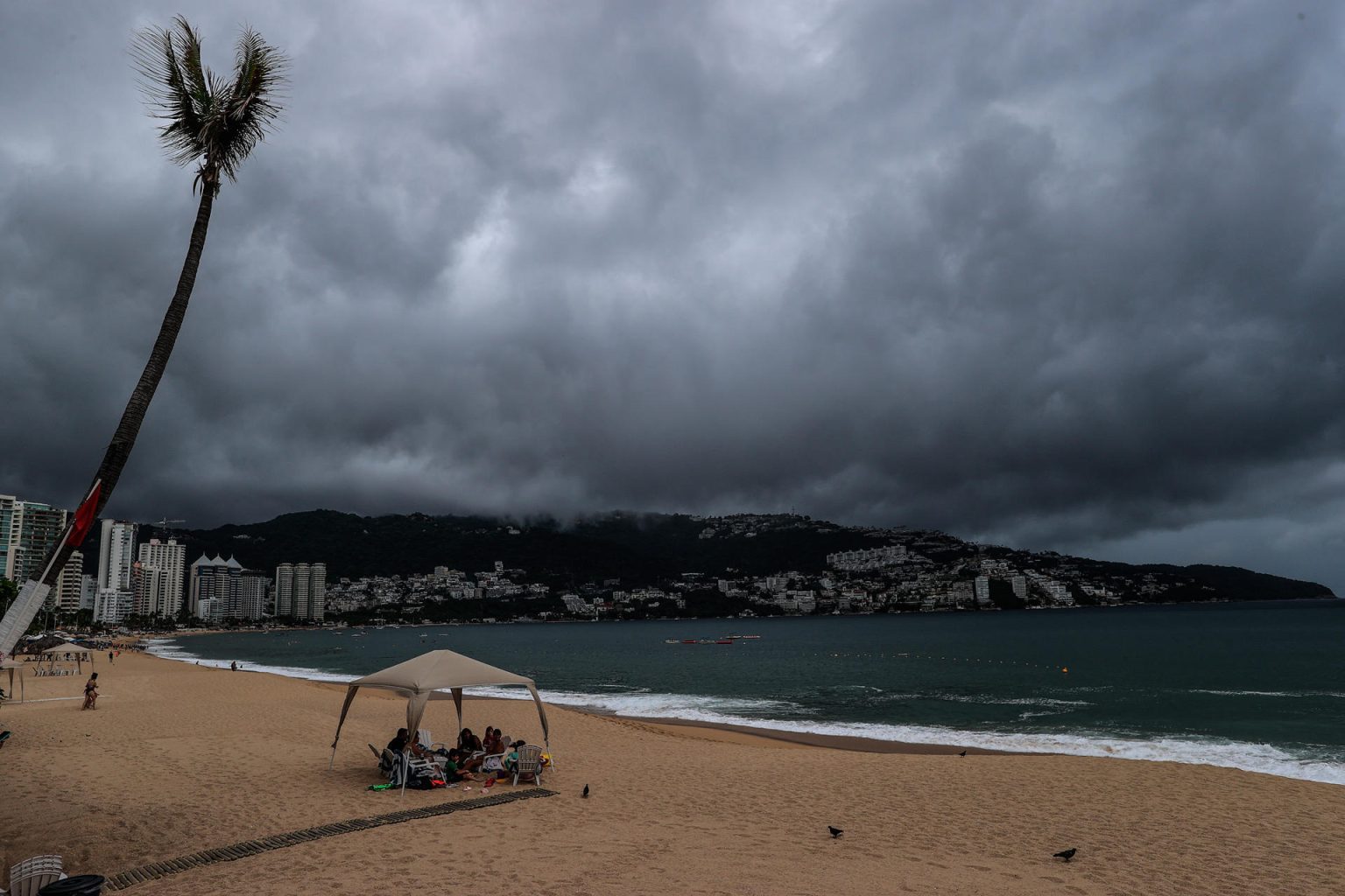 Fotografía de una playa cubierta de nubes grises en el balneario de Acapulco, estado de Guerrero (México). EFE/David Guzmán