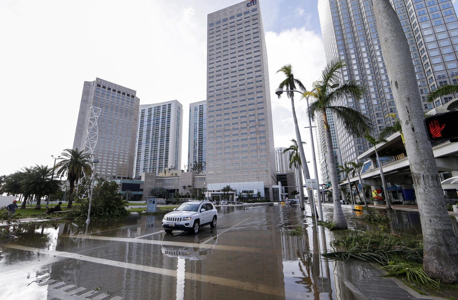 Vista de una de las calles inundadas en Miami, Florida (Estados Unidos). Imagen de archivo. EFE/Erik S. Lesser