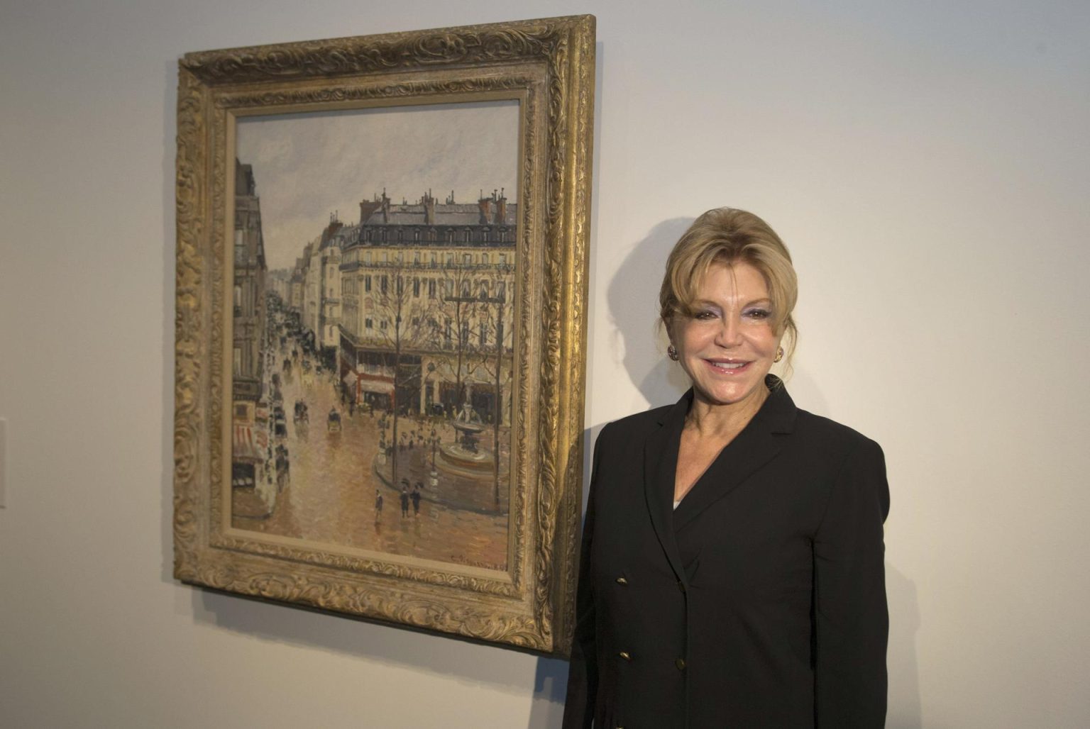 Fotografía de archivo de la baronesa Carmen Thyssen, vicepresidenta del Patronato del Museo Thyssen-Bornemisza, posa ante la obra "Rue Saint Honoré por la tarde", en el CaixaFórmum de Barcelona. EFE/Alejandro García