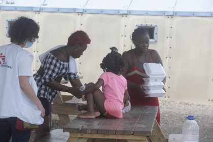 Fotografía de archivo de migrantes que son vistos en un campamento donde se reúnen personas procedentes de diversos países, en Darién (Panamá). EFE/ Carlos Lemos