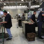 Empleados trabajan en una maquiladora en Ciudad Juárez(México). Imagen de archivo. EFE/ Luis Torres