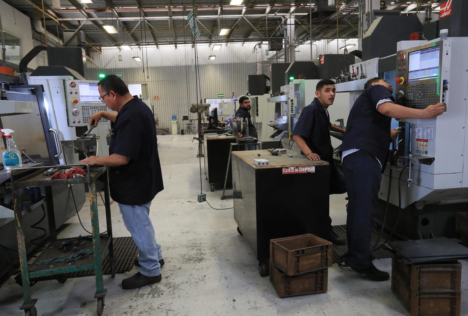 Empleados trabajan en una maquiladora en Ciudad Juárez(México). Imagen de archivo. EFE/ Luis Torres