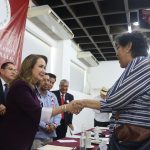 La ministra Yasmín Esquivel (i), participa hoy, en una charla sobre los derechos de los migrantes en la ciudad de Tapachula en Chiapas (México). EFE/Juan Manuel Blanco