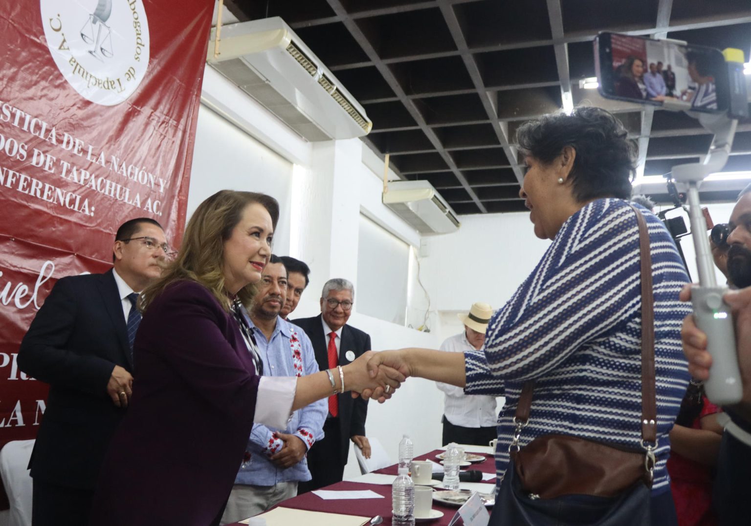 La ministra Yasmín Esquivel (i), participa hoy, en una charla sobre los derechos de los migrantes en la ciudad de Tapachula en Chiapas (México). EFE/Juan Manuel Blanco