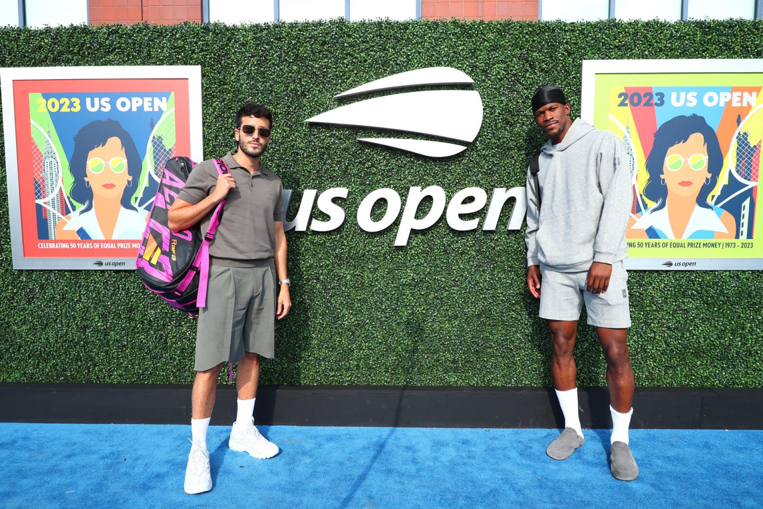 Fotografía cedida hoy por David Nemec/USTA, que muestra a Sebastián Yatra (i) y Jimmy Butler (d), antes de participar hoy en la exhibición "Stars of the Open" en las jornadas previas del Abierto de Estados Unidos en Flushing (EE.UU.). EFE/David Nemec/USTA