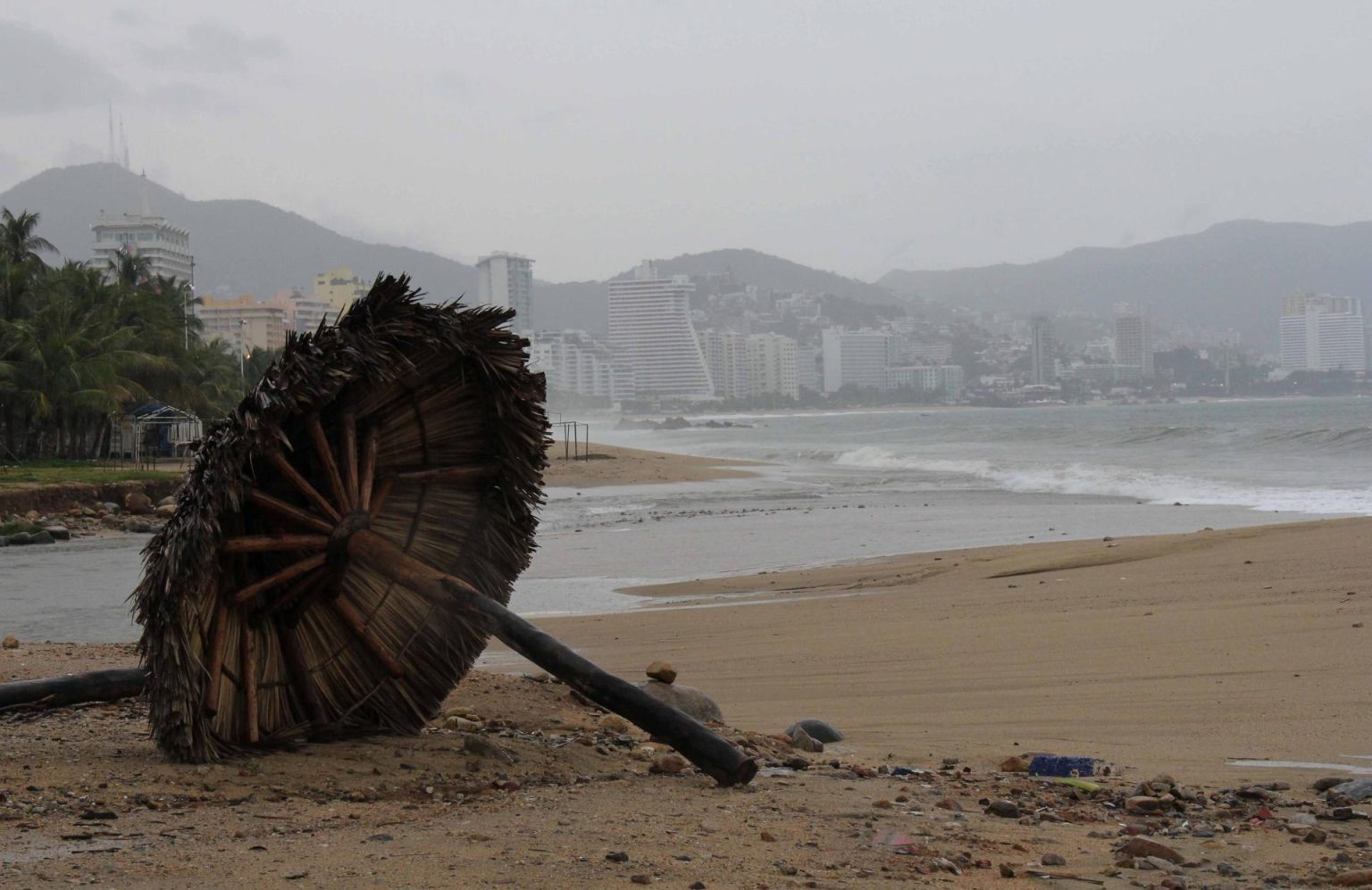 Fotografía de archivo de una vista general de una playa en el puerto de Acapulco, en el estado de Guerrero, afectado por las lluvias propiciadas por un huracán. EFE/Francisca Meza