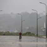 Un hombre conduce su bicicleta bajo la lluvia debido al paso de la tormenta tropical Franklin, en Santo Domingo (República Dominicana). EFE/Orlando Barría