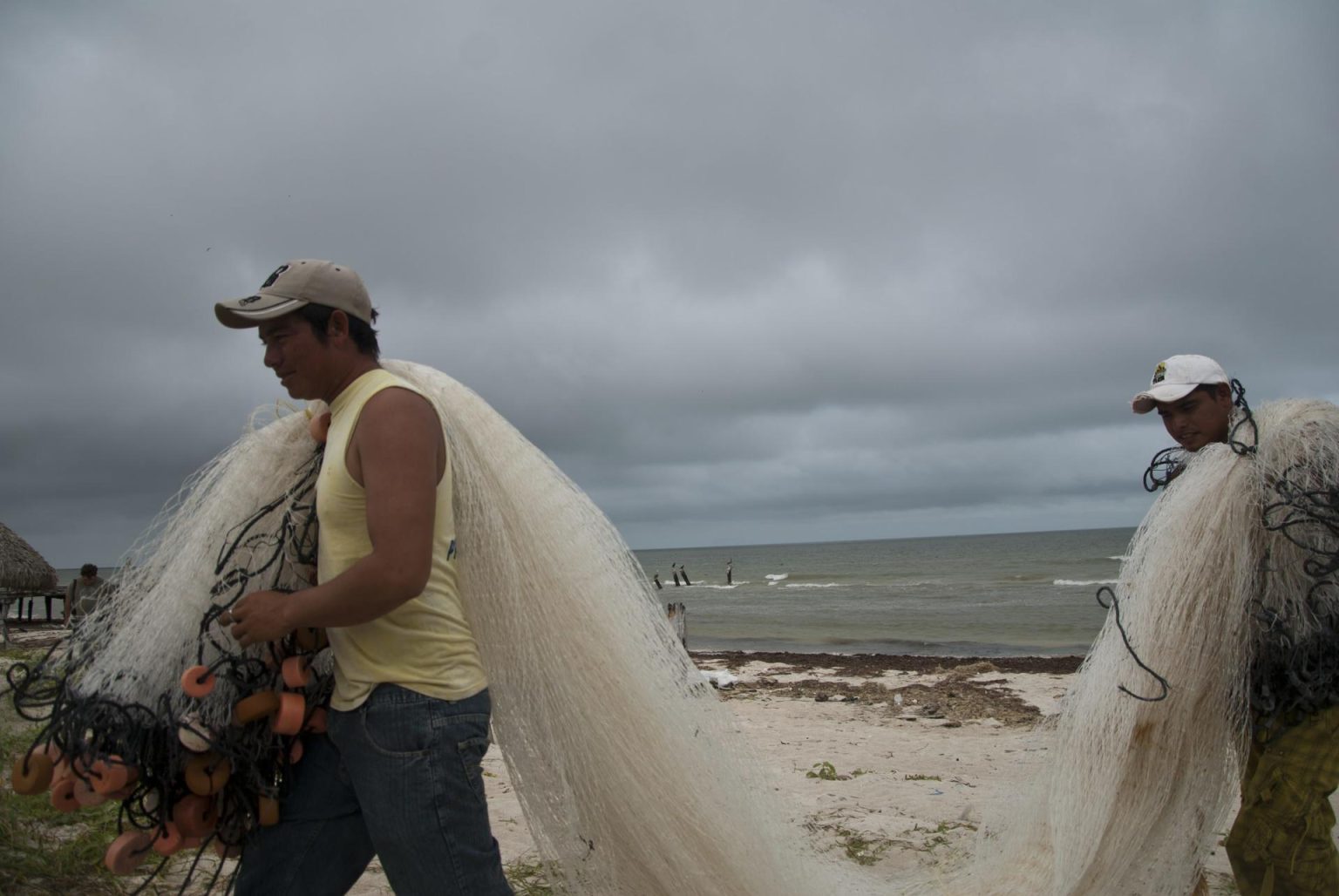 Unos pescadores recogen sus redes en el puerto de Río Lagartos, en Yucatán (México). Imagen de archivo. EFE/Francisco Martín