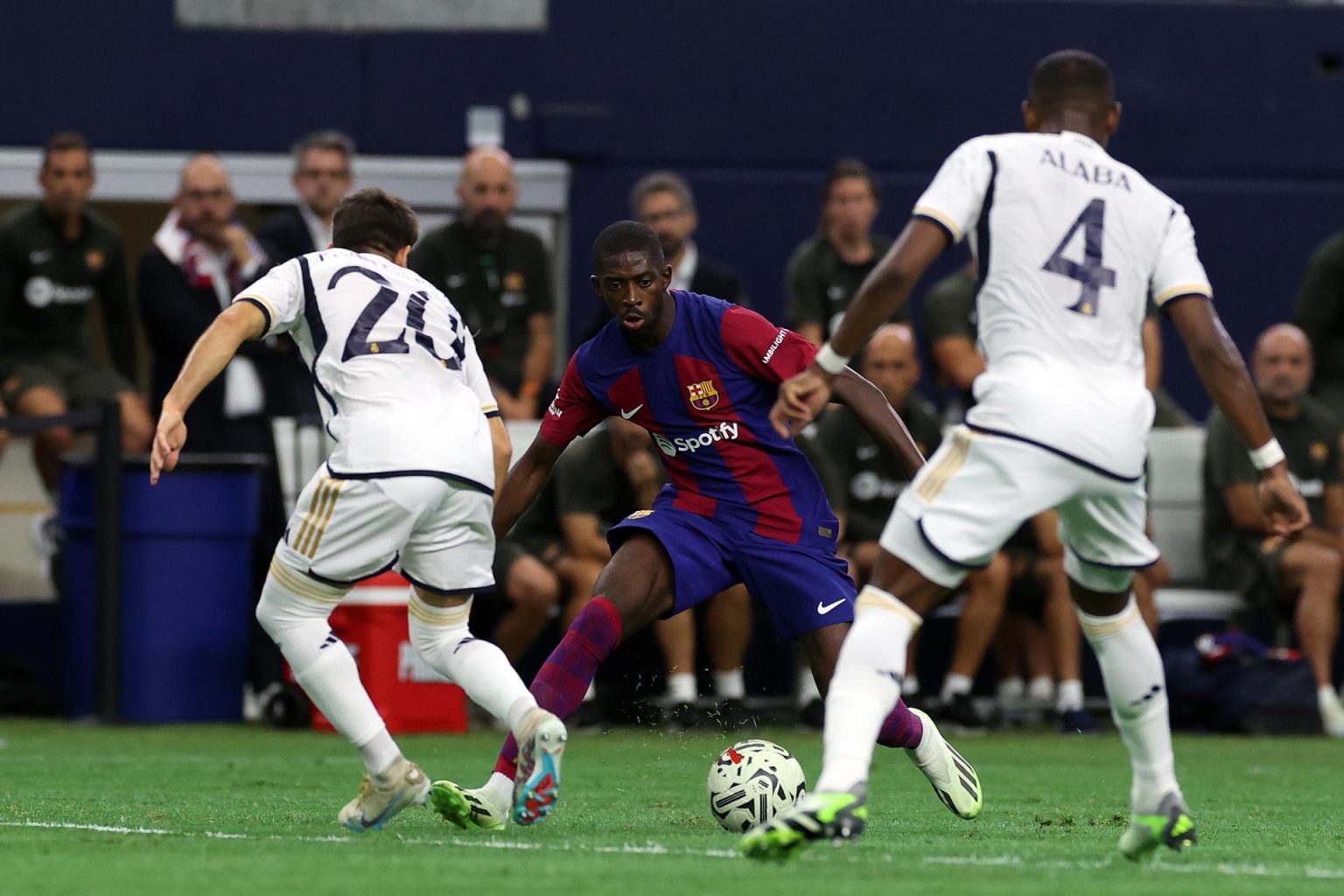 El delantero del FC Barcelona Ousmane Dembele (C) , en una fotografía de archivo. EFE/EPA/Adam Davis