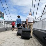 Una personas entran con sus maletas en el Aeropuerto Internacional Luis Muñoz Marín en San Juan, Puerto Rico. EFE/Jorge Muñiz