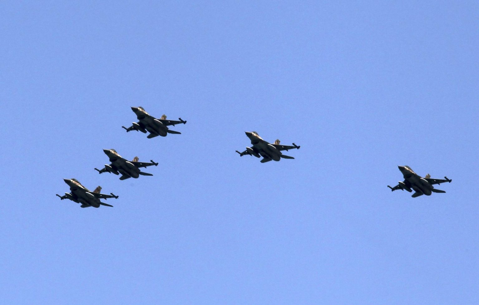 Fotografía de archivo de varios cazabombarderos F-16. EFE/Jim Hollander