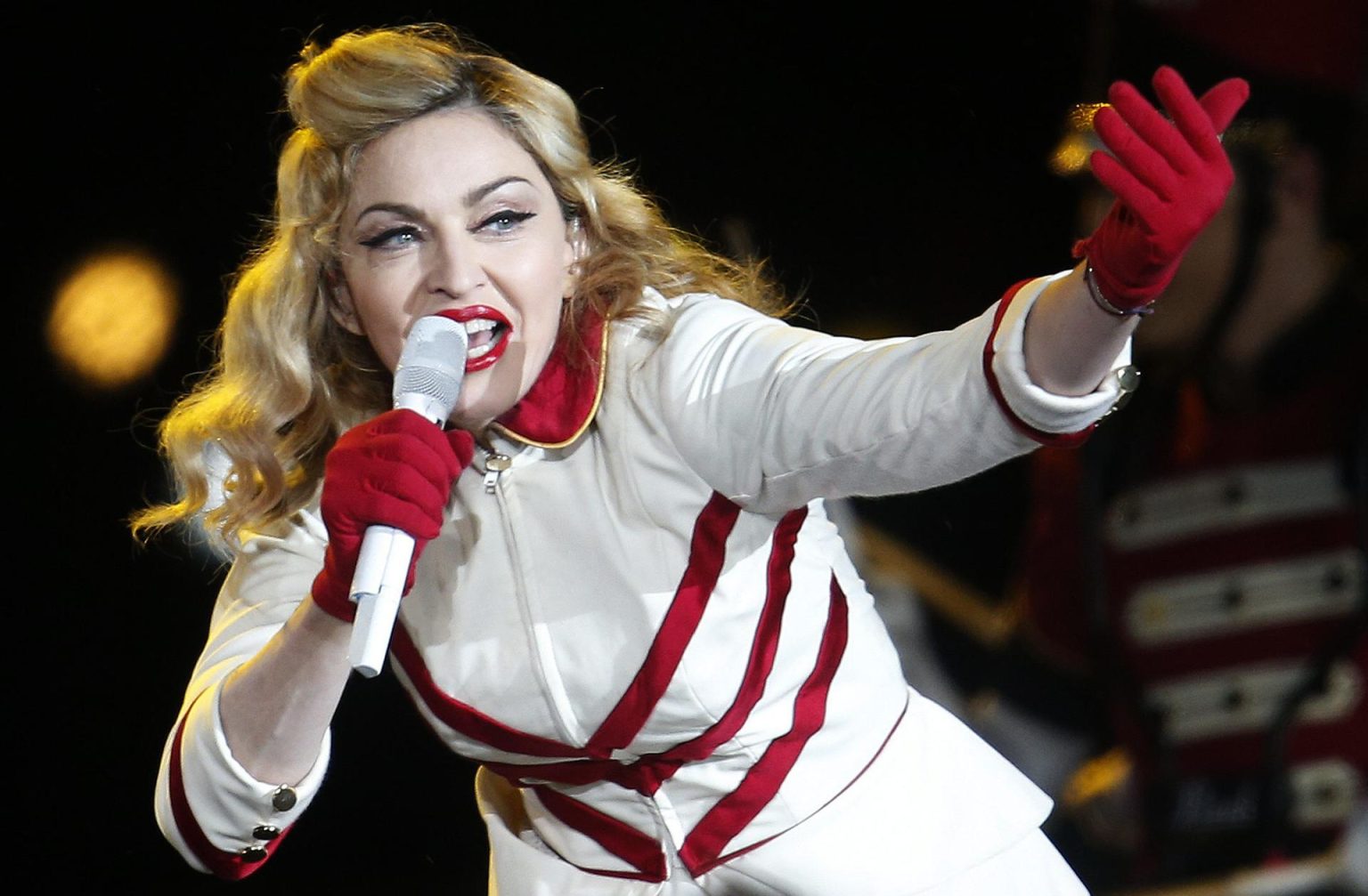 Fotografía de archivo fechada el 19 de diciembre de 2012 que muestra a la cantante estadounidense Madonna mientras se presenta en concierto en el Estadio Nacional, en Santiago (Chile). EFE/Felipe Trueba